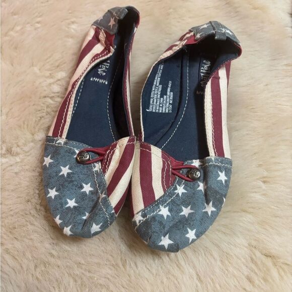 Mad Love Red and Blue Flats - Picture 4 of 6